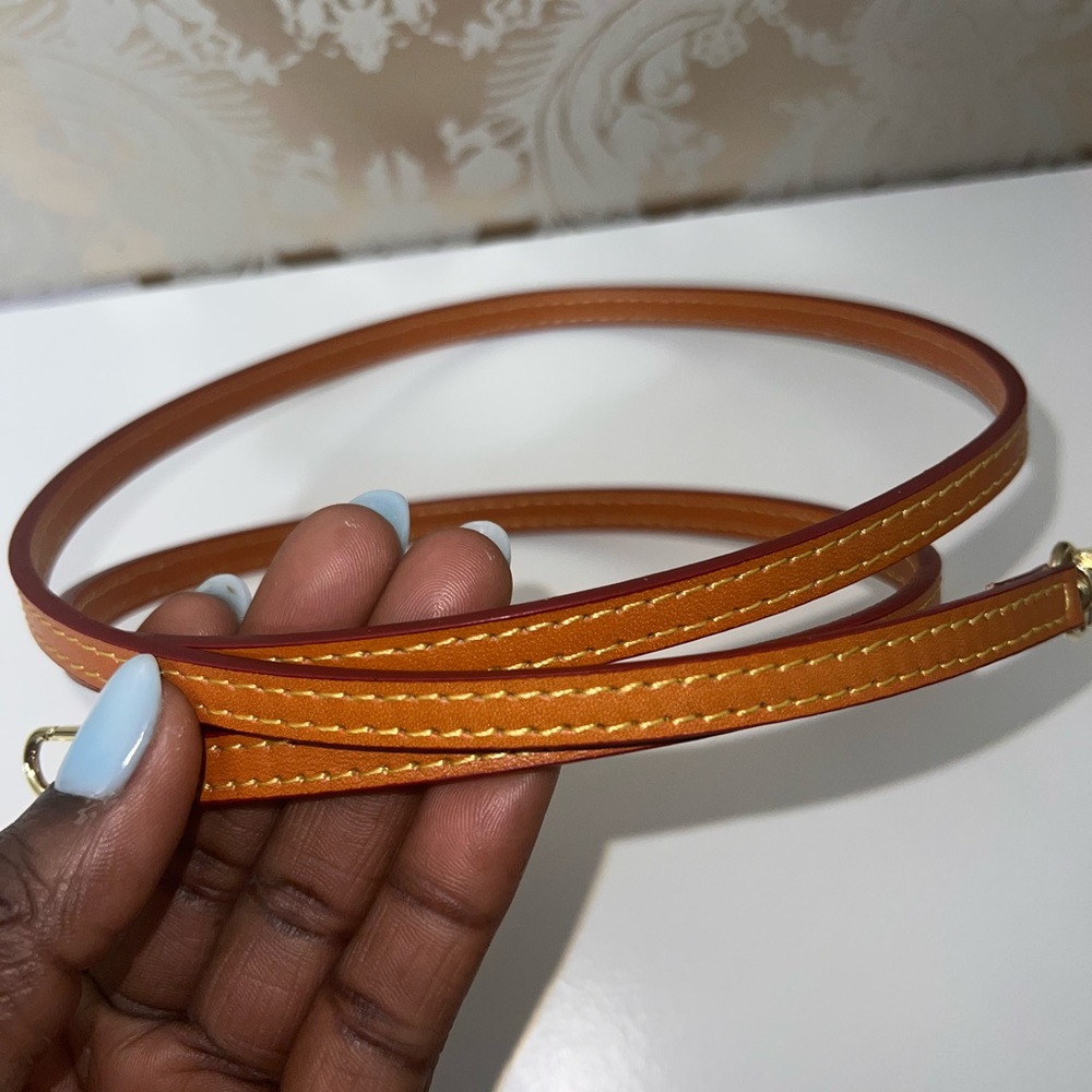 - Leather strap 112cm